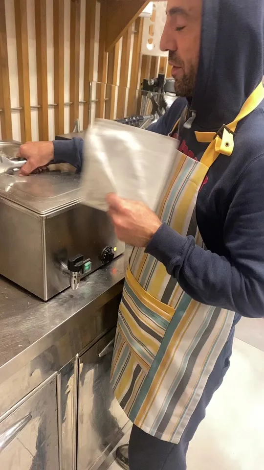 Raffaele col grembiule a righe al banco degli hot dog