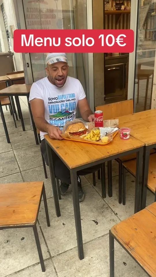 Raffaele al tavolo con panino, patatine e lattina: menu solo 10 euro